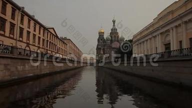 漂浮在圣彼得堡河上。 古老的<strong>著名建筑</strong>和大教堂周围。